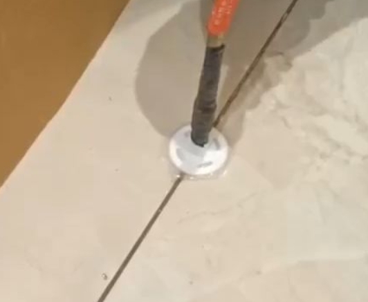 沧州市瓷砖空鼓维修公司专业解答瓷砖在铺贴过程中，如果没有涂抹均匀到位的粘结材料（如水泥砂浆或瓷砖胶），可能会导致以下问题