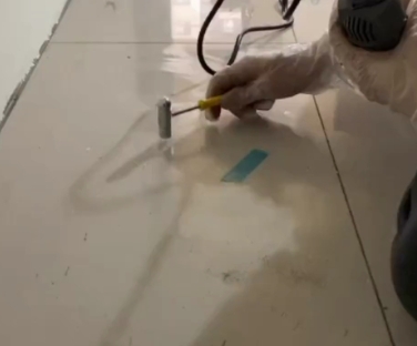 沧州市瓷砖开裂维修公司专业分享瓷砖在铺贴前如果没有沥干水分，将会导致以下问题
